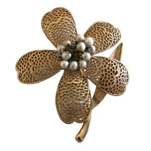 Vintage Judy Lee Signed Gold Tone Filagree Faux Pearl Flower Stamen Brooch Pin